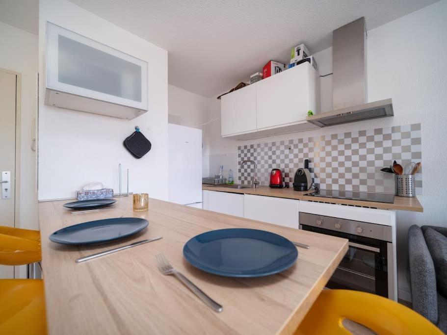 Appartement Tout Equipe Climatise Terrasse Hopital De La Timone Marseille Exterior photo